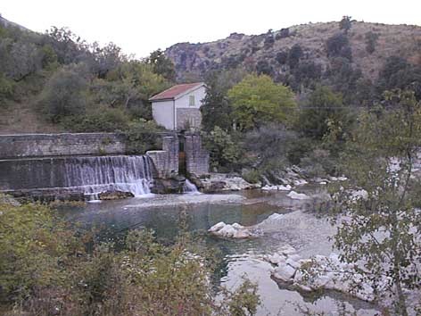 strutture della vecchia centrale idroelettrica di Felitto