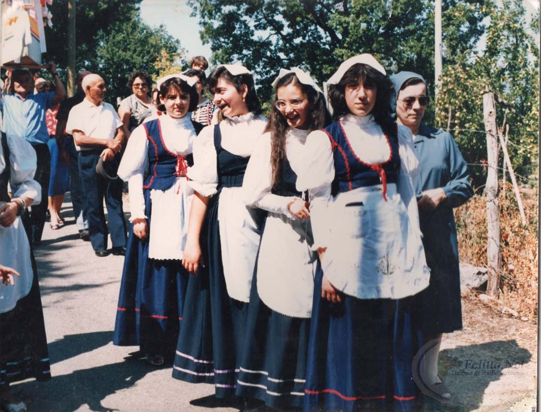 festa con ragazze in costume tradizionale